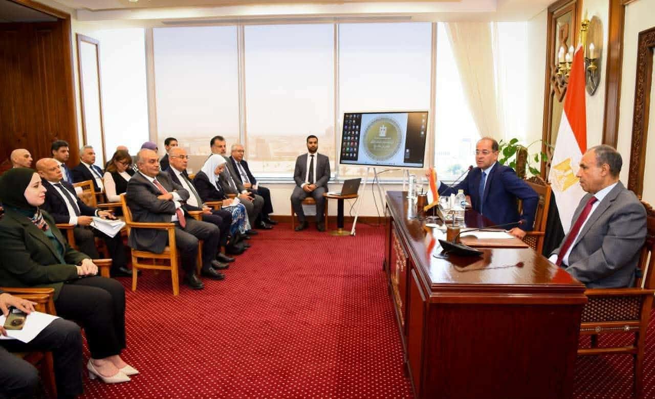وزيرا الخارجية والمالية يبحثان...