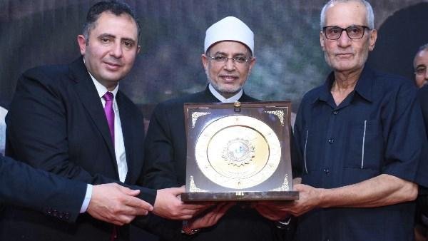 حمل أثاث الكلية.. رئيس جامعة ا...