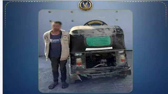 مشهد صادم.. سائق توك توك يتسلق...