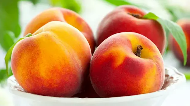 5 فوائد صحية لتناول الخوخ منها...