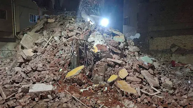 بعد انهيار عقار من 4 طوابق.. قرار بإزالة مبنى مجاور ببنها لخطورة حالته - صور