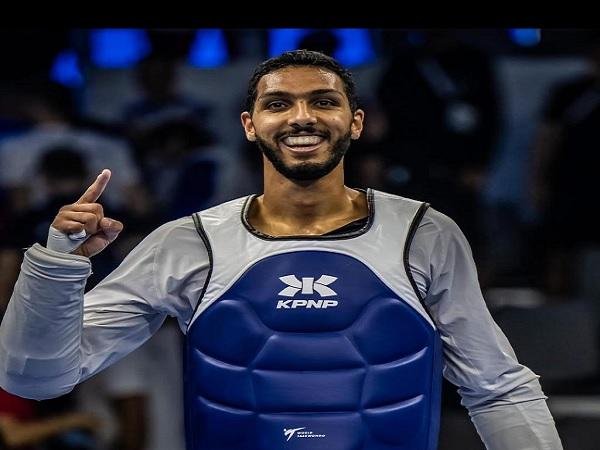 وزير الرياضة يهنئ سيف عيسى بذه...