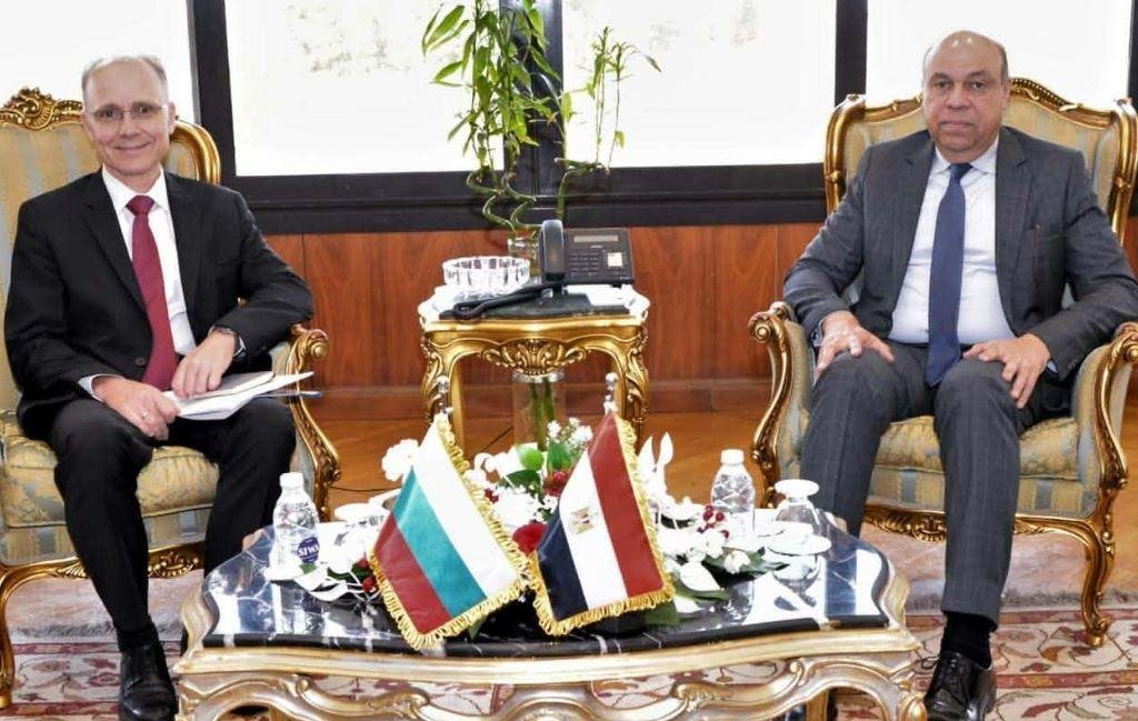 وزير الطيران يستقبل سفير بلغار...