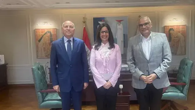 وزيرة الثقافة ومحافظ القاهرة ي...
