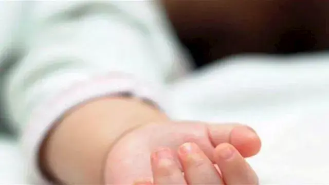 مفارقة صادمة على الهواء.. سيارة تصدم فتاة خلال تغطية مصرع طفل (فيديو)
