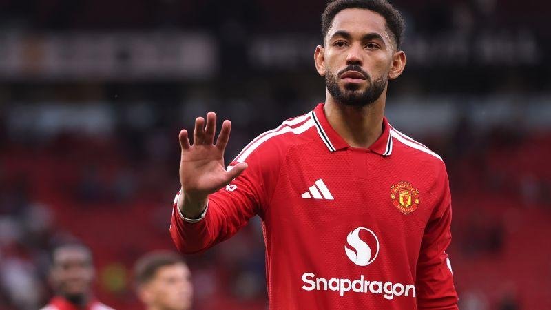بقميص منتخب مصر.. لاعب البرازيل ومانشستر يونايتد يظهر أمام الأهرامات