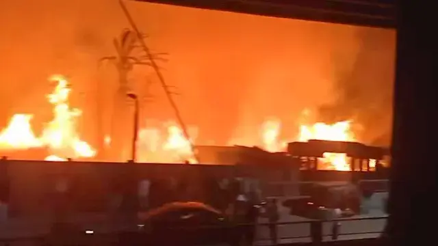 السيطرة على حريق التهم معرض مر...