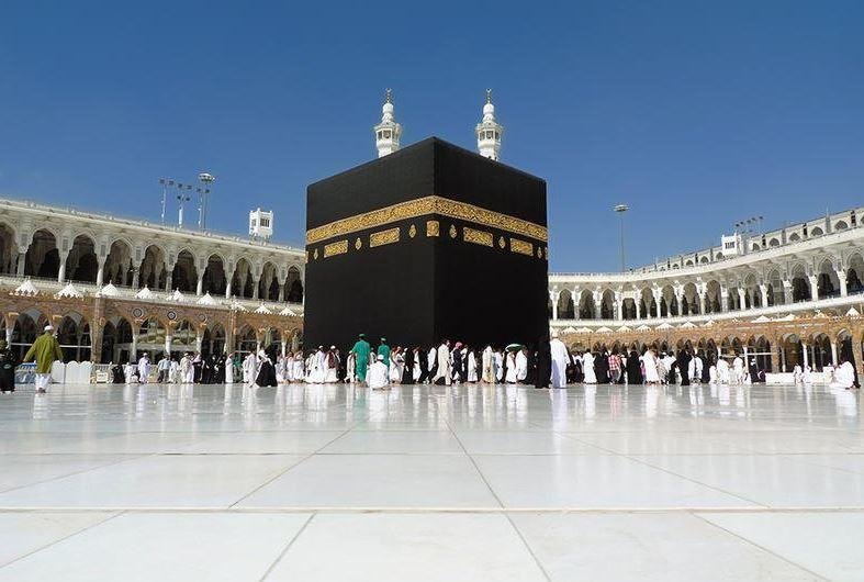 من الحصى وماء زمزم إلى الرخام اليوناني.. كيف بُردت أرضية الحرم المكي؟