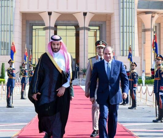 الرئيس السيسي يودّع ولي العهد السعودي بمطار القاهرة