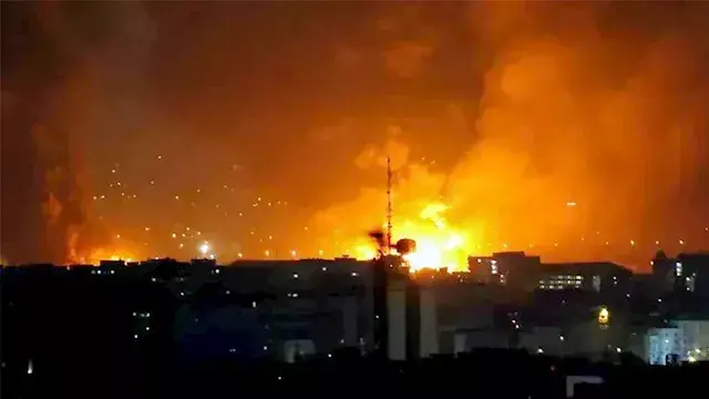 هجمات أمريكية تستهدف قشم وآباد...