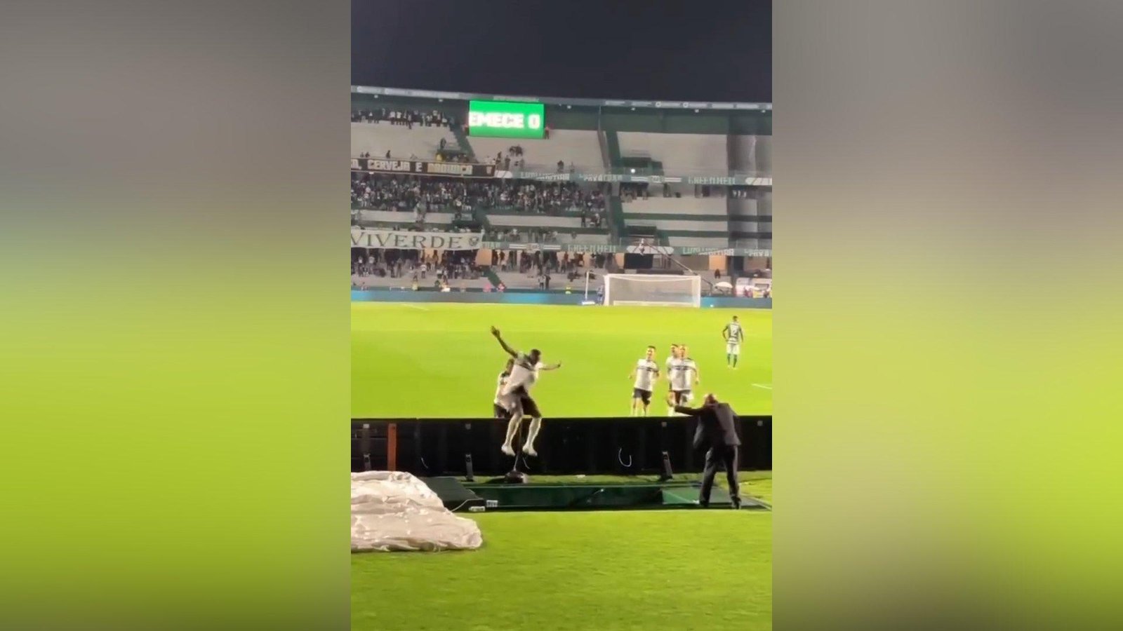 Brazilian player falls into tu...