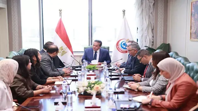 وزير الصحة يبحث سبل التعاون مع...