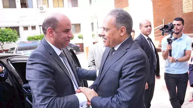 وزير العمل يبدأ جولة بالشرقية...