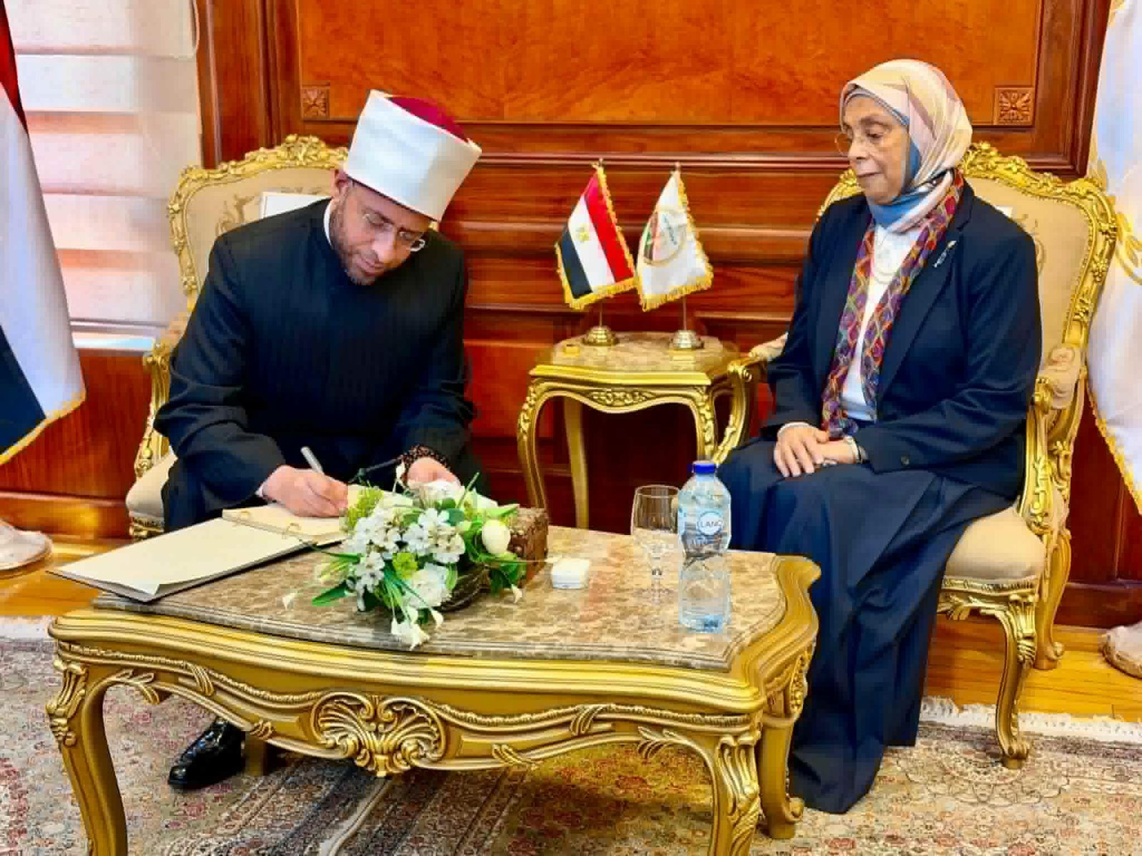 وزير الأوقاف يهنئ رئيسة هيئة ا...