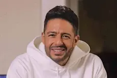 باكيا.. محمد حماقي يستعيد ذكري...