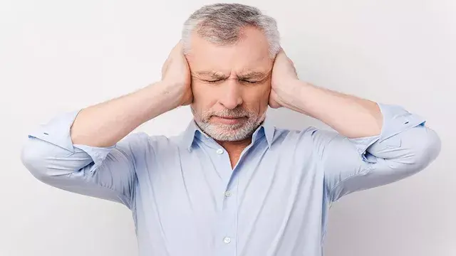 كيف يؤثر طنين الأذن على حاسة ا...