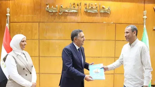 محافظ القليوبية يسلّم 12 عقد تقنين للمواطنين.. ونسبة التنفيذ تصل إلى 99%