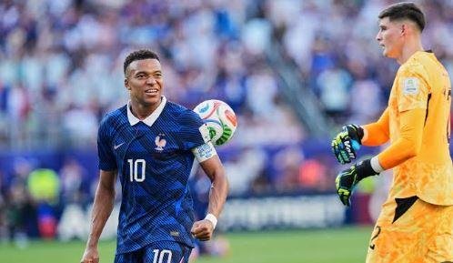 سيناتور في باراجواي تحتفل بعدم...