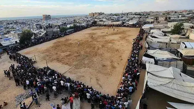 "بين الخيام".. مباراة كرة قدم...