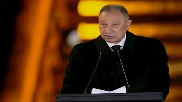 "بيصلي علي كرسي".. كيف ظهر الخ...