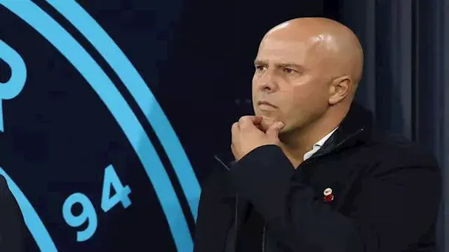 "بعد الهزيمة بثلاثية".. أرني سلوت ينتقد حكم مباراة ليفربول ومان يونايتد بالدوري