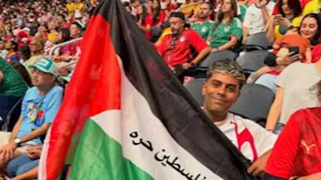 "محدش عرف ياخد مننا العلم".. عفروتو يدعم فلسطين من مدرجات مباراة مصر وأستراليا