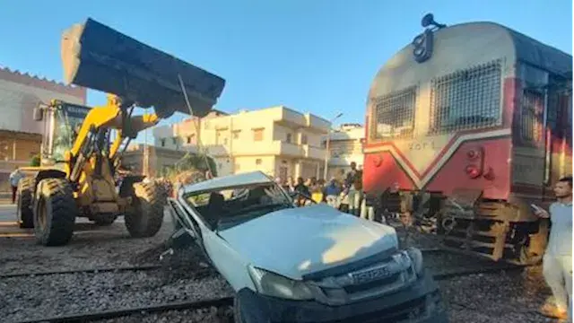 اصطدام عربة ربع نقل بقطار أثنا...