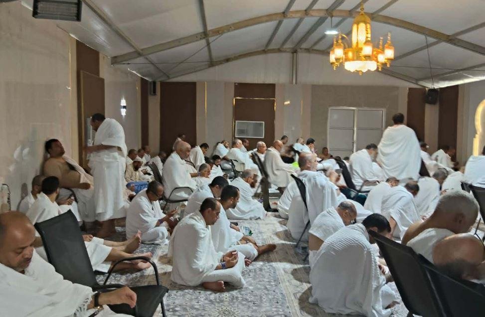 وسط دعوات وحلقات دينية.. حجاج...