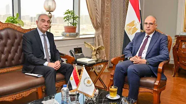 وزير الري يبحث مع رئيس هيئة ال...