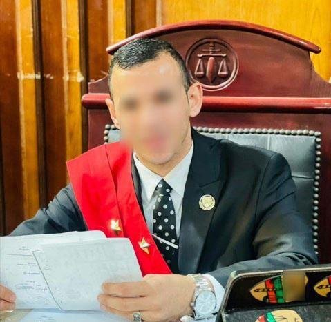 انتحال صفة قاضٍ وتصوير مقاطع د...