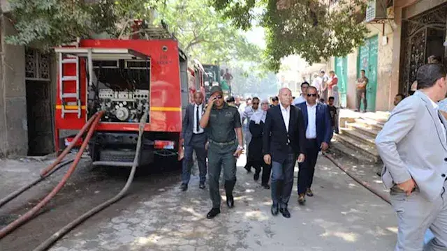 صور| حريق وانهيار عقار بمنشأة...