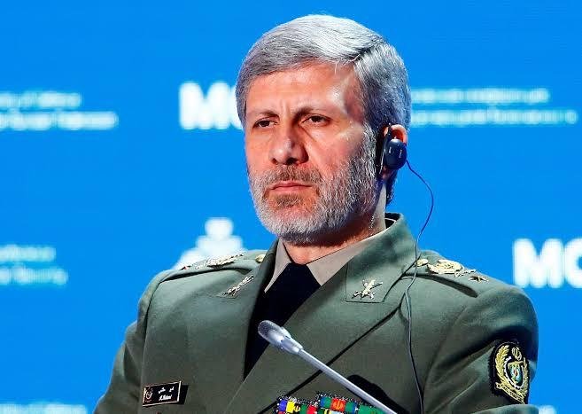 قائد الجيش الإيراني: الحرب لم...