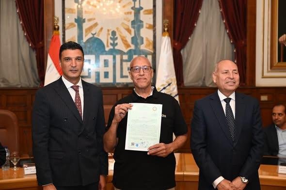 وزير الصناعة ومحافظ القاهرة يس...