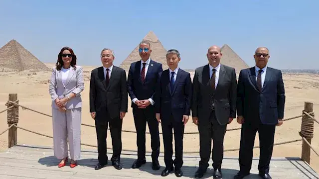 محافظ الجيزة يستعرض مشروعات تط...