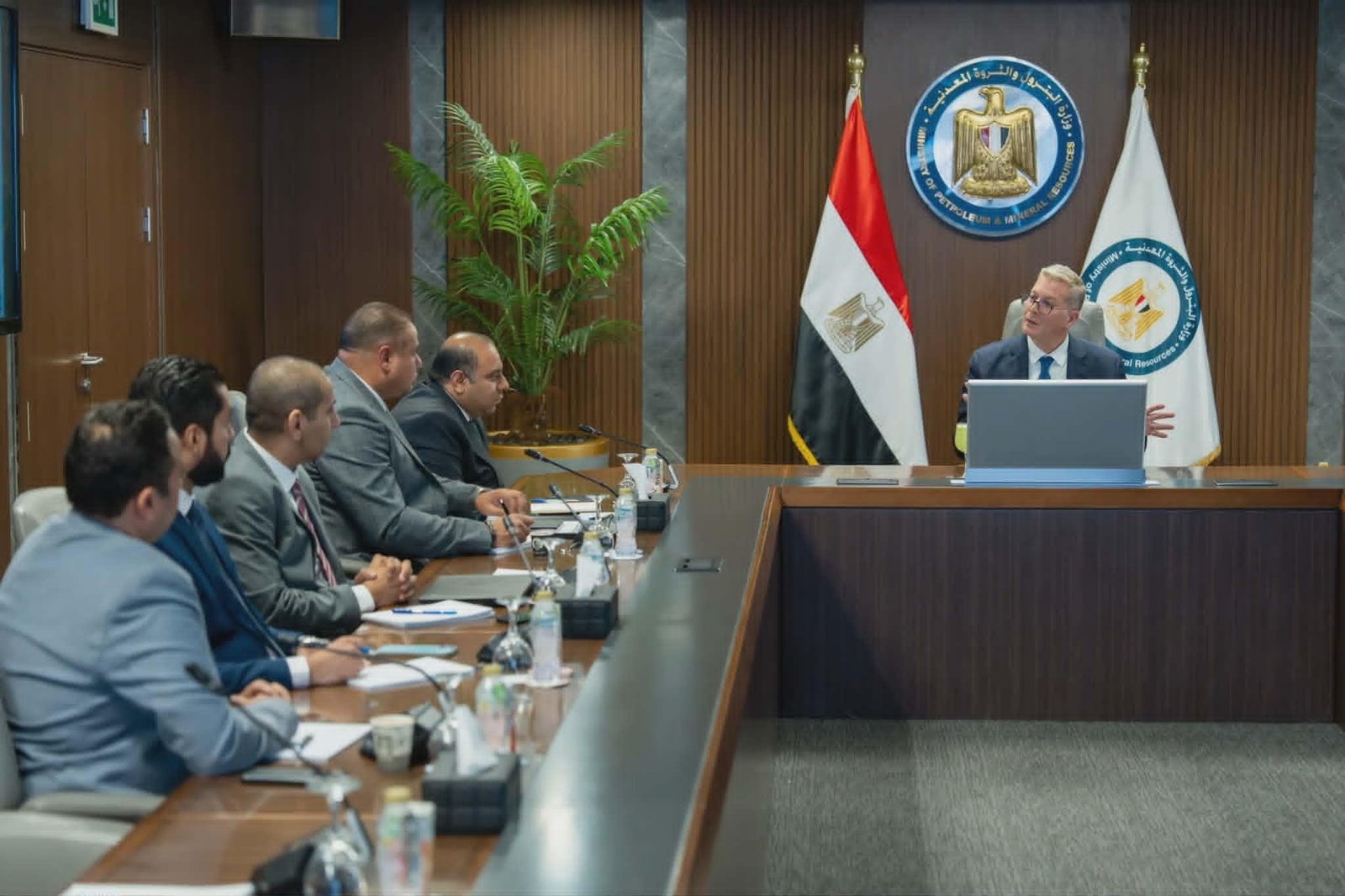 وزير البترول يتابع الإقبال على...