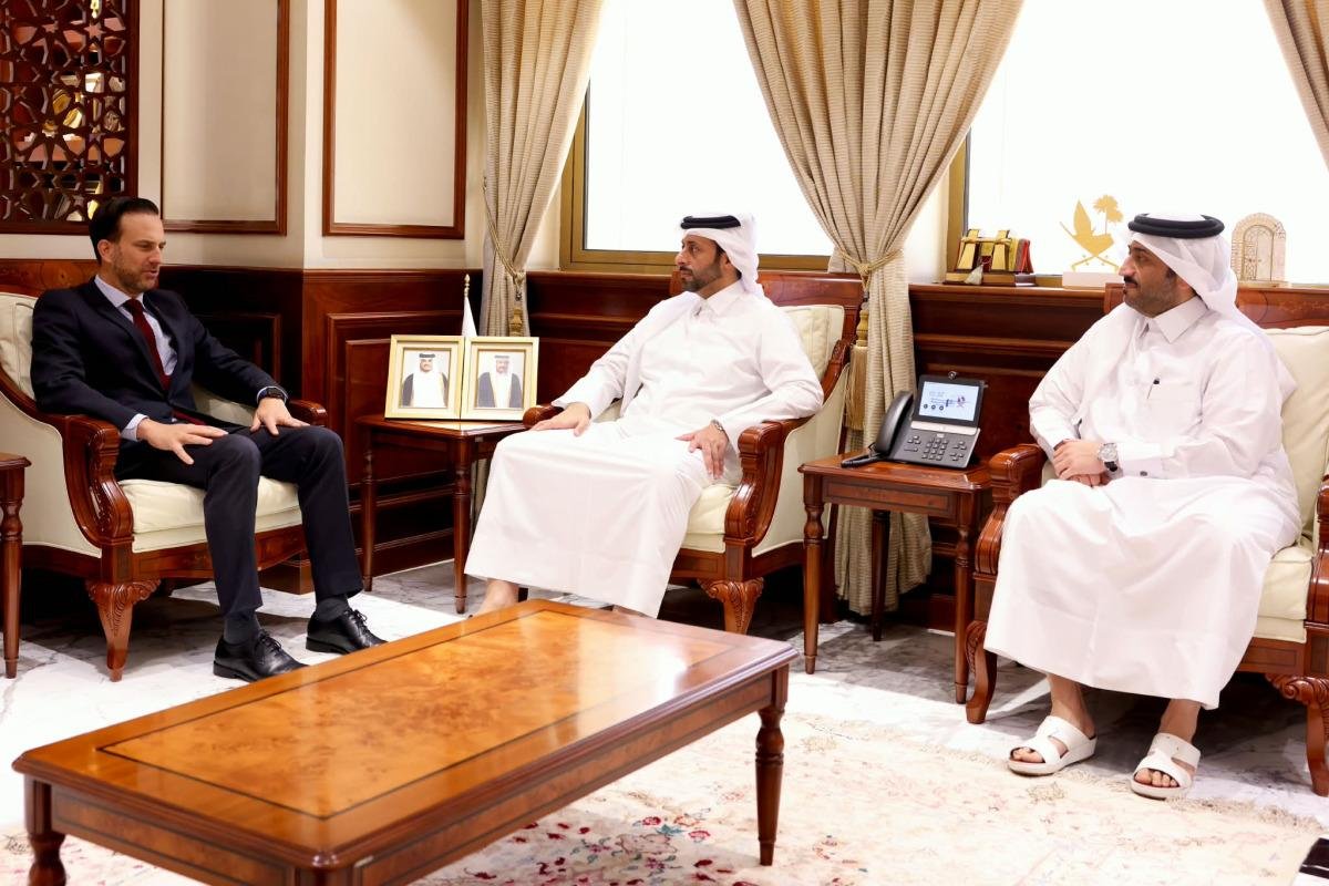 وزير البلدية يلتقي سفير كندا