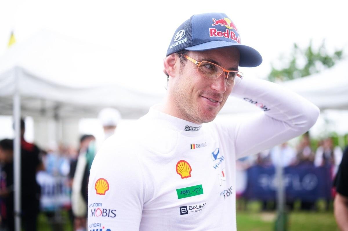 WRC star Thierry Neuville makes successful historic circuit racing debut