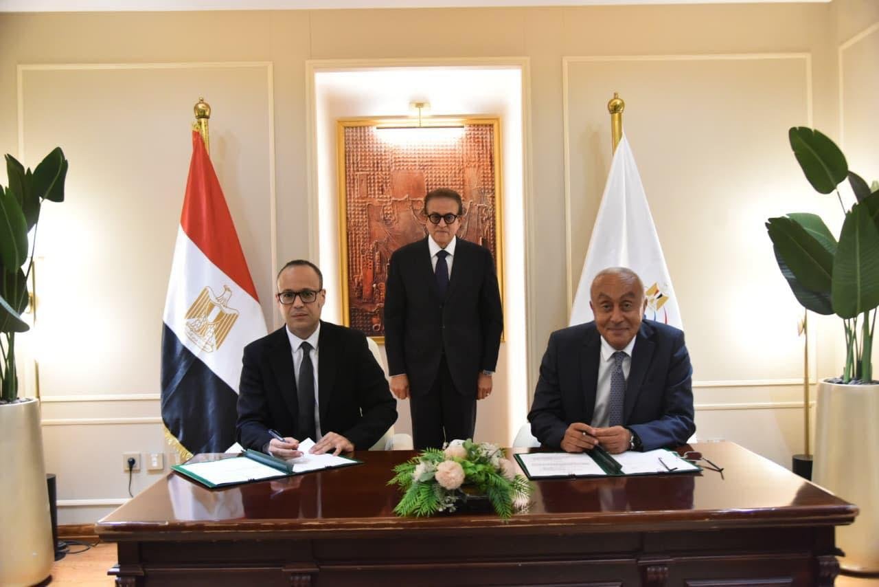 وزير الصحة يشهد توقيع بروتوكول لتوفير روبوتات جراحات المفاصل وتدريب الجراحين