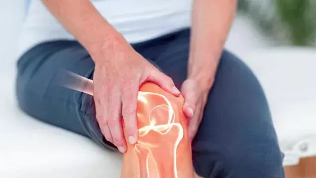 لماذا يزداد ألم المفاصل مع الت...