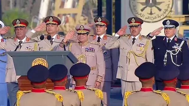 الرئيس السيسي يؤدي تحية العلم...