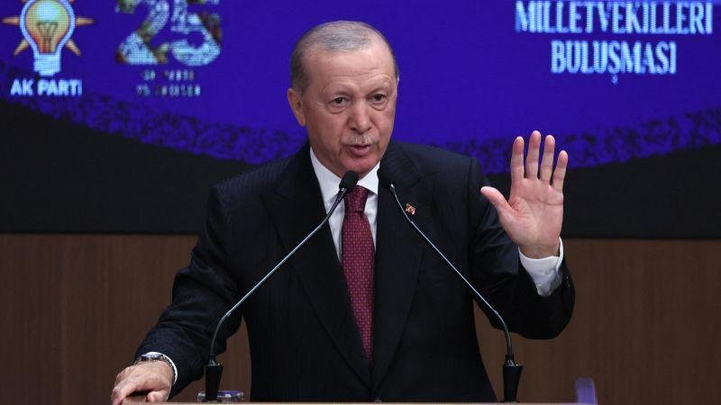 وكالة: أردوغان يرتدي ربطة عنق تحمل رسوما للمقاتلة "قآن" لهذا السبب