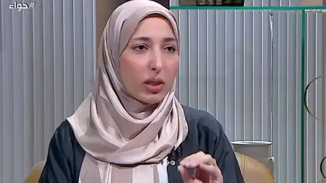 هل يحرم وضع الفتاة العطور أمام...