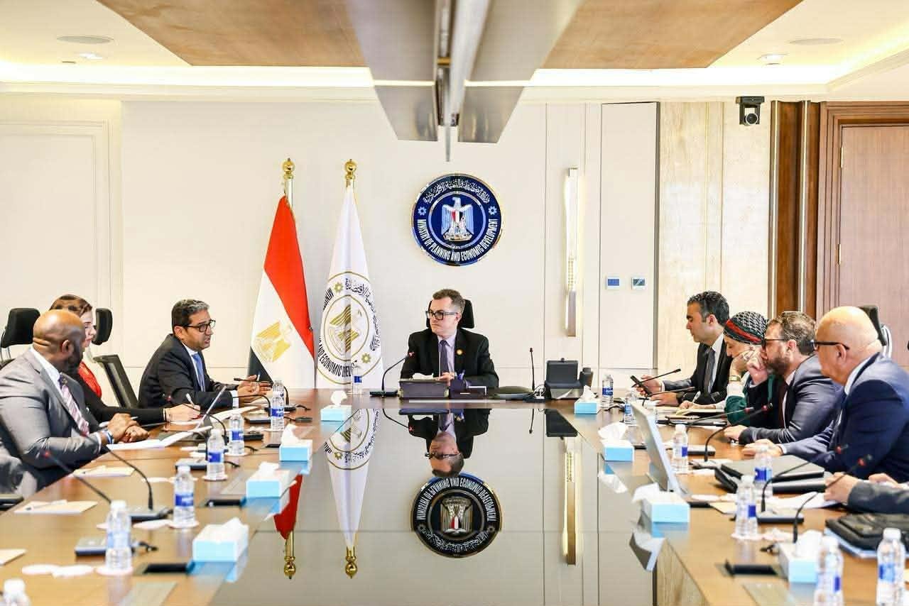 التخطيط تبحث مع أفريكسيم بنك د...