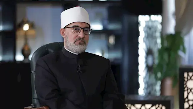 هل يجوز أن تصلي الاستخارة عن غ...