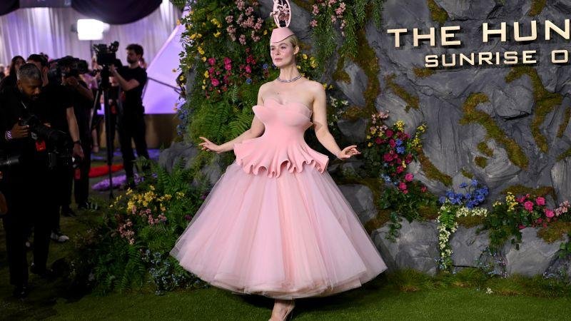 ممثلة أمريكية تضع صندوق موسيقى متحركًا لراقصة باليه على رأسها في لندن