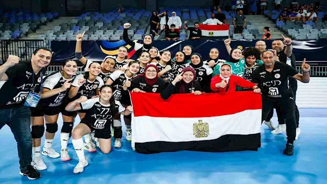 وزير الرياضة يهنئ رئيس اتحاد ا...