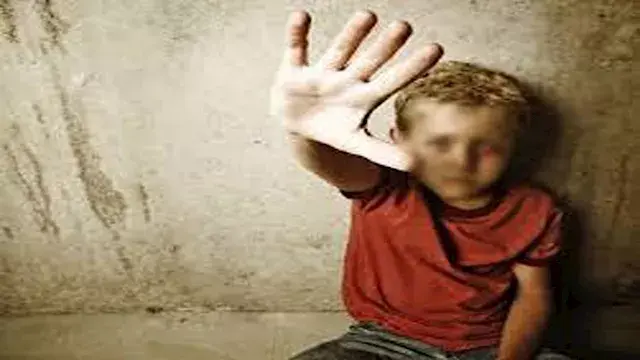 فيديو مطاردة سيدة لطفل في الشر...
