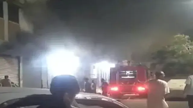 4 سيارات إطفاء تُحاصر النيران....