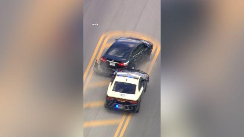 مريض يختطف سيارة من أمام مستشفى ويقود الشرطة بمطاردة خطيرة في فلوريدا