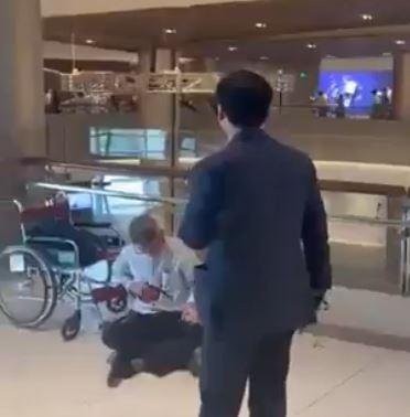 رجل يهاجم ثلاثة أشخاص بسكين في...